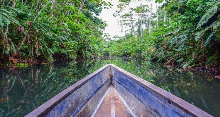 Een rivier met mensen in boten te midden van indrukwekkende kalkstenen kliffen.