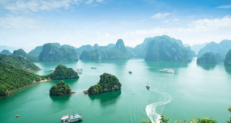 Vista aérea de la Bahía de Halong en Vietnam, famosa por sus aguas esmeralda e islas de piedra caliza.