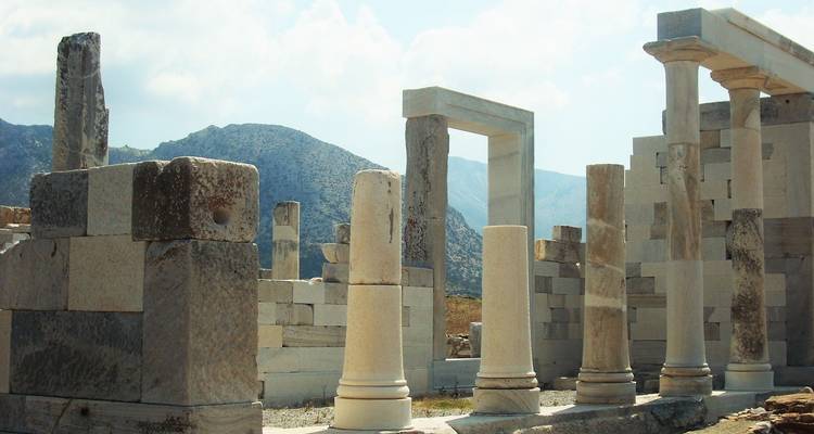 Ruines grecques antiques avec colonnes et structures de pierre.
