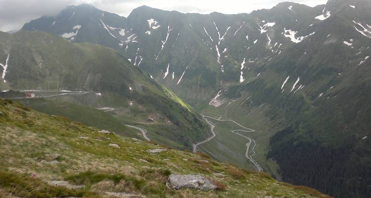 Una vista de alta montaña con carretera serpenteante.