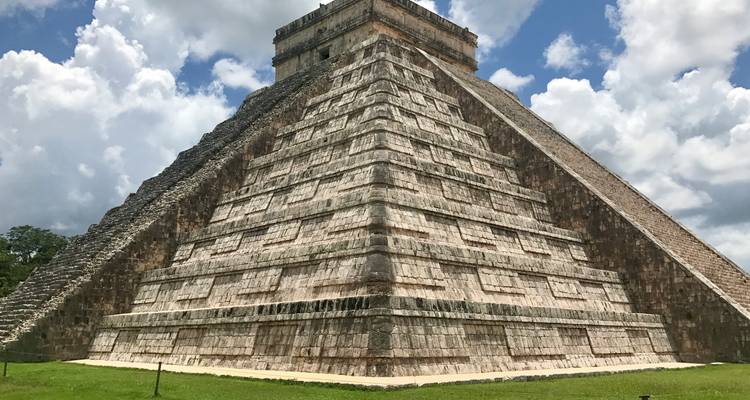 Pyramide von Chichen Itza vor bewölktem Himmel.