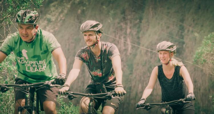 Trois cyclistes profitent d'une balade pittoresque.