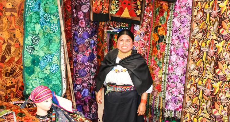 Femme dans un magasin de textile coloré.