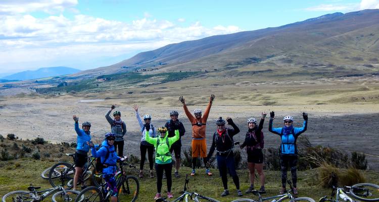 Groupe de cyclistes sur un plateau avec des vélos.