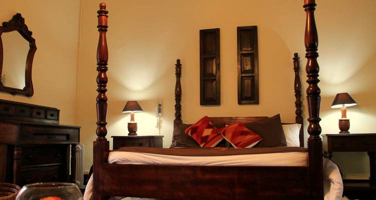 Chambre confortable avec des meubles en bois décoratifs.