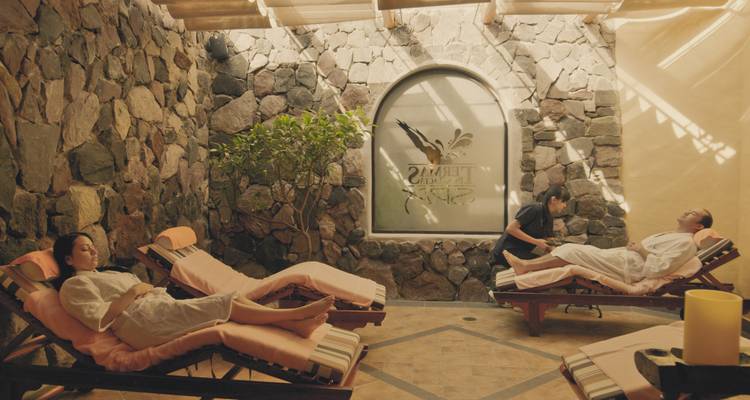 Deux personnes se détendant sur des chaises longues dans un spa.