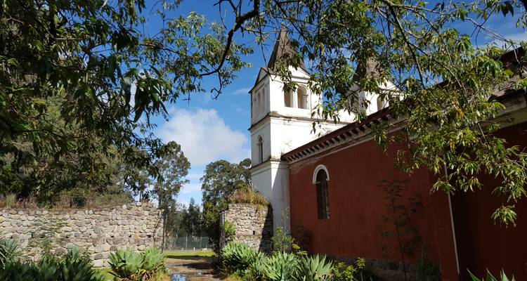 Église et jardin environnant à la végétation luxuriante.