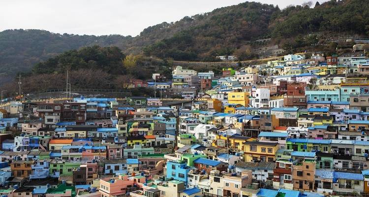 Pueblo Cultural de Gamcheon en Busan con casas coloridas en una ladera.