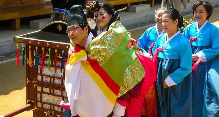 Traditioneller koreanischer Hochzeitszug mit einer Braut und Begleiterinnen in farbenfrohen Hanboks.