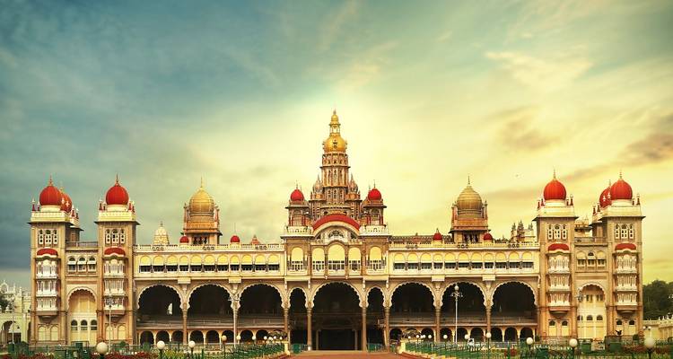 Majestätischer Blick auf den Mysore-Palast unter einem lebendigen Himmel.