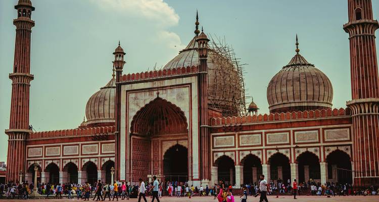Jama Masjid met mensen die ervoor lopen.