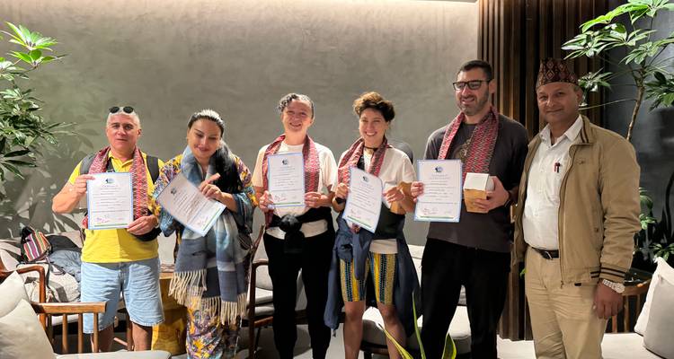 Groupe de personnes à l'intérieur tenant des certificats et des cadeaux.