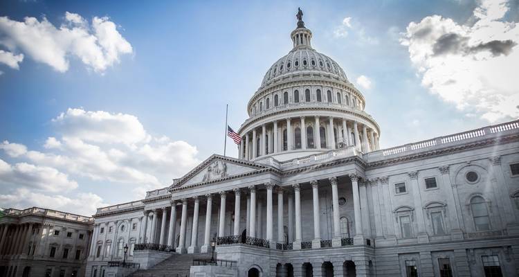 Cúpula de mármol y columnata del edificio del Capitolio de los Estados Unidos iluminadas por la suave luz de la tarde.