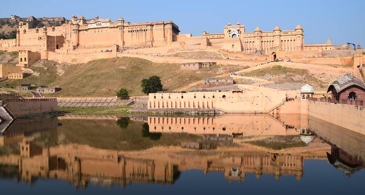 Fort d'Amber se reflétant dans le lac Maota.