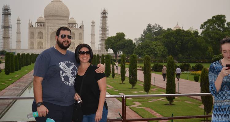 Toeristen die poseren voor de Taj Mahal.