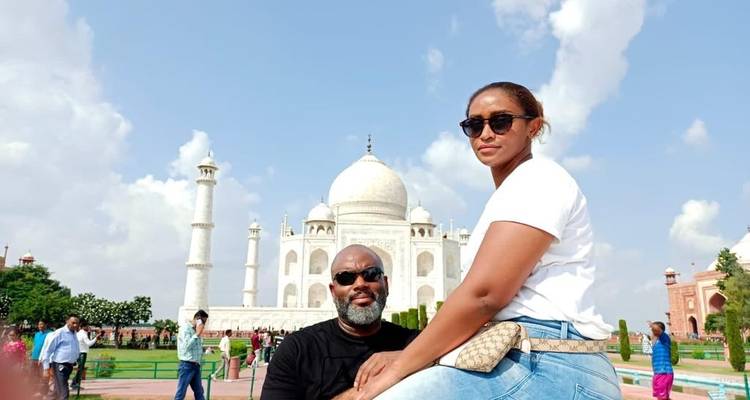 Een stel poseert voor de Taj Mahal.