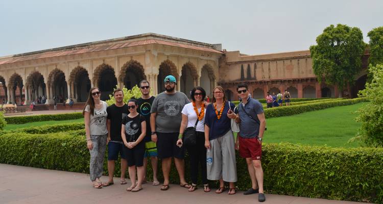 Groep toeristen voor historische architectuur.