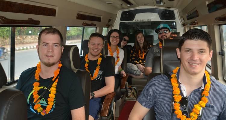 Groep toeristen in een voertuig met slingers om.