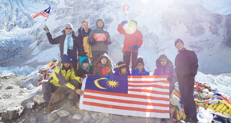 Groupe avec drapeaux au camp de base de l'Everest.