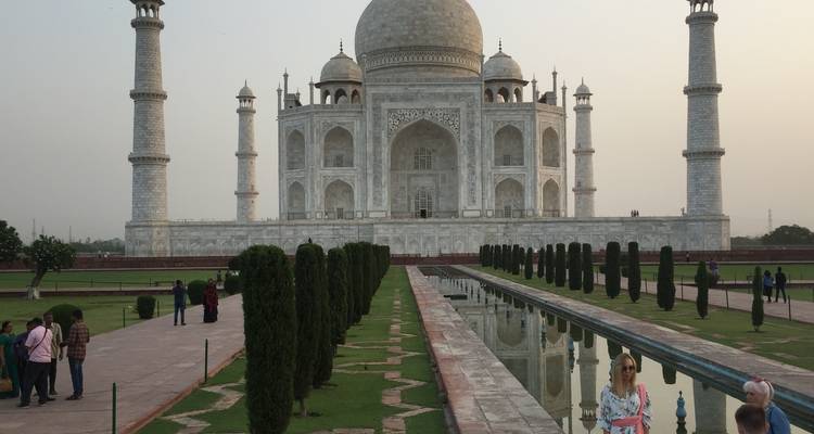 Menschen, die das Taj Mahal tagsüber besuchen.