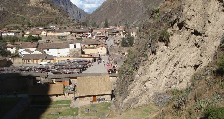 Village andin niché dans une vallée étroite sous des falaises escarpées et des versants en terrasses