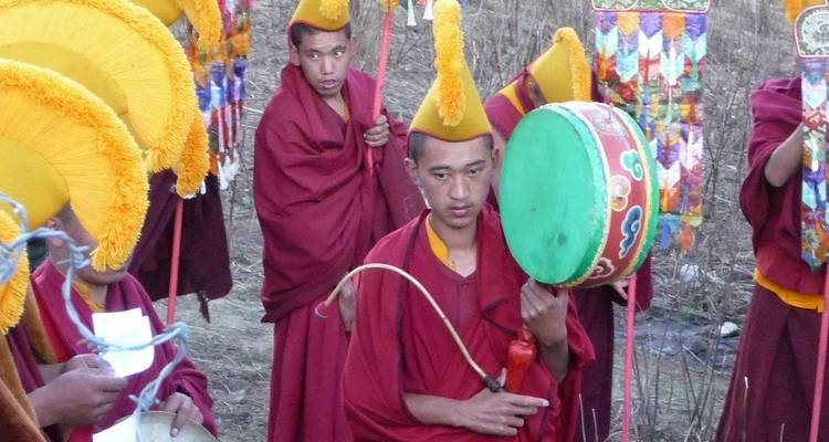 Mönche in traditioneller Kleidung, die Musikinstrumente spielen.