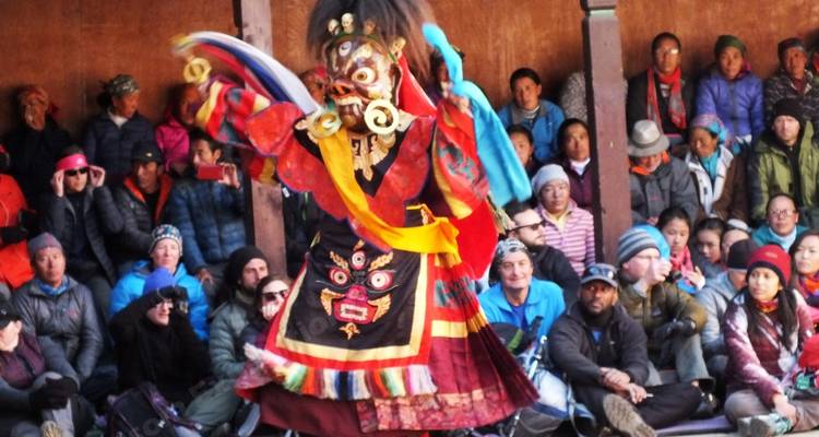 Verschwommenes Bild eines Darstellers mit Maske auf einem Festival.