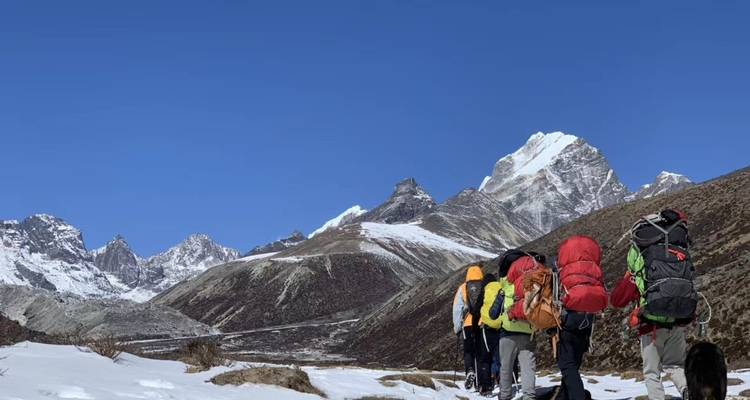 Escalada al Pico de la Isla y Caminata al Campo Base del Everest -19 Días - Himalayan Adventure Treks & Tours 1