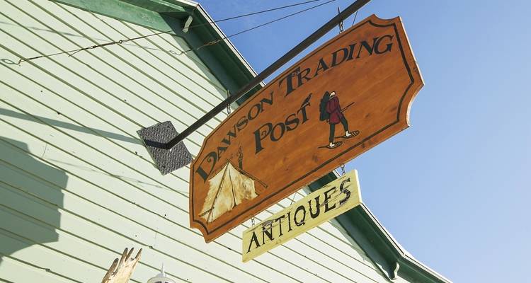 Cartel de Dawson Trading Post y Antigüedades.