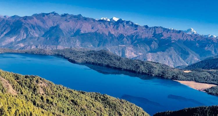 Luftaufnahme eines großen Sees mit Bergen
