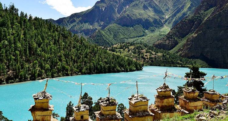 Landschaft mit blauem See und Gebetsfahnen