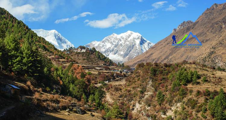 Wijde blik op een dal met bergen en verspreide huizen.