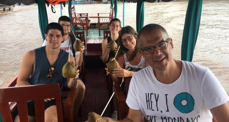 Eine Gruppe von Menschen genießt einen Drink auf einem Boot.