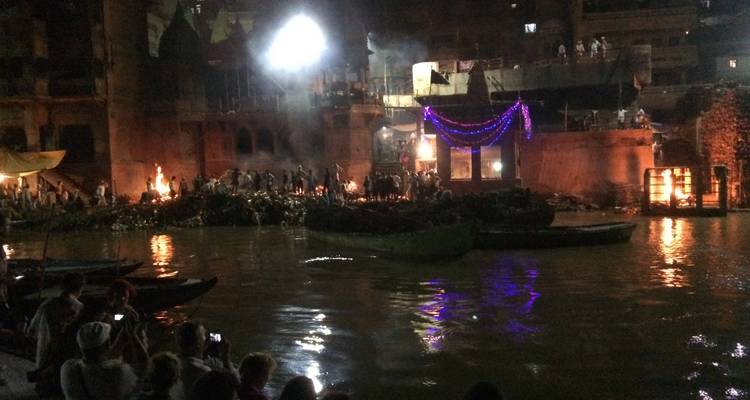 Abendliche Zeremonie oder Veranstaltung an einem Fluss.