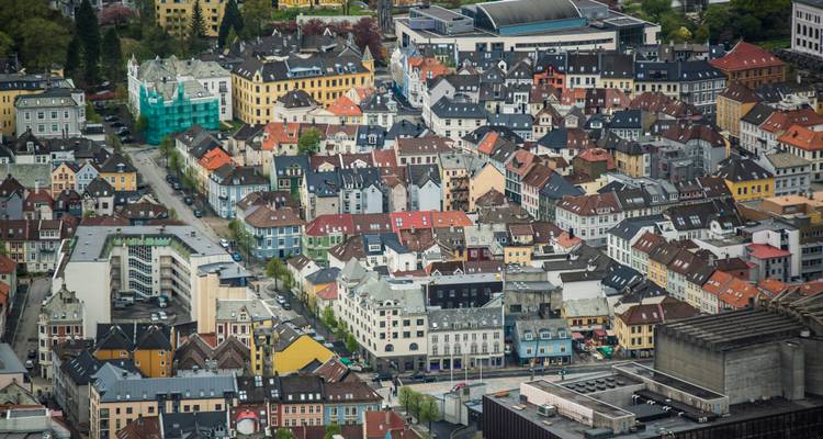 Vue aérienne de bâtiments historiques colorés densément serrés dans une ville norvégienne.