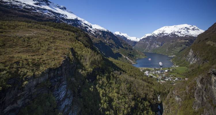 Vue aérienne d'un fjord norvégien pittoresque avec un navire de croisière.