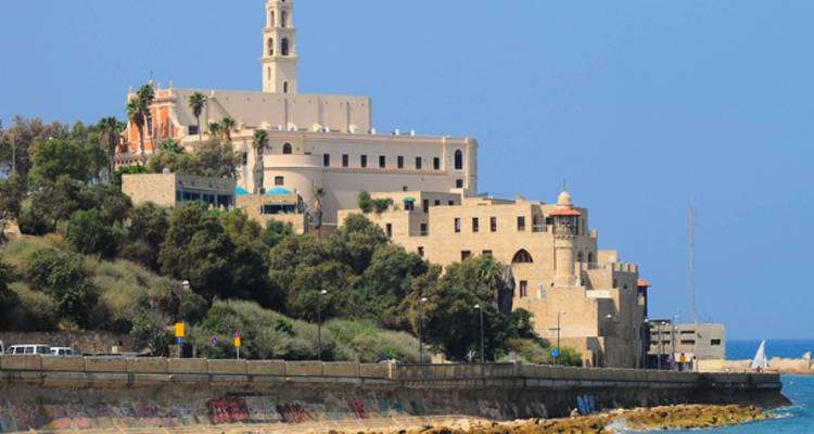 Küstenblick mit historischen Gebäuden entlang der Küste.