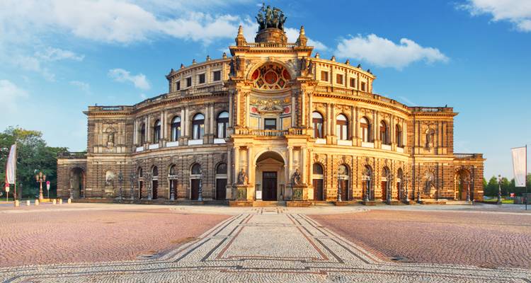 Het sierlijke Semperoper operagebouw in Dresden vastgelegd in warm ochtendlicht