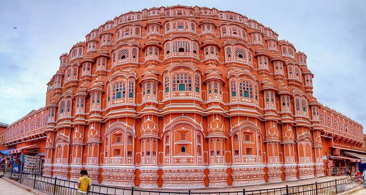 Hawa Mahal paleis in Jaipur met sierlijke gevel.