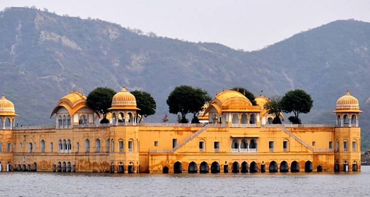 Jal Mahal midden in het Man Sagar meer.