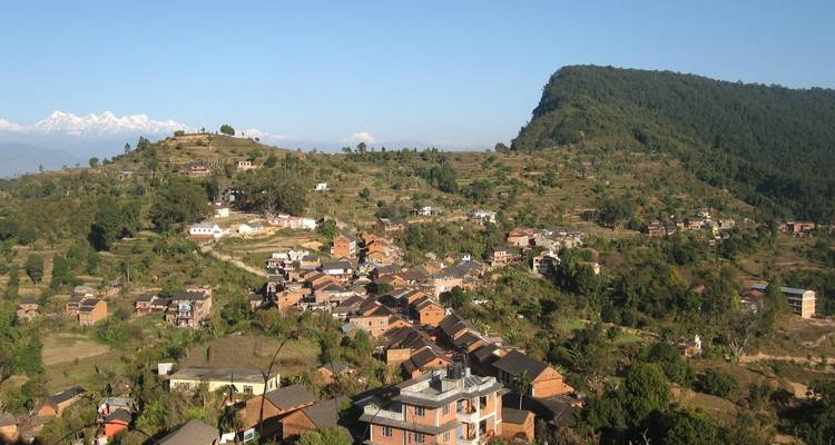 Vue panoramique d'un paysage rural avec des maisons éparses.