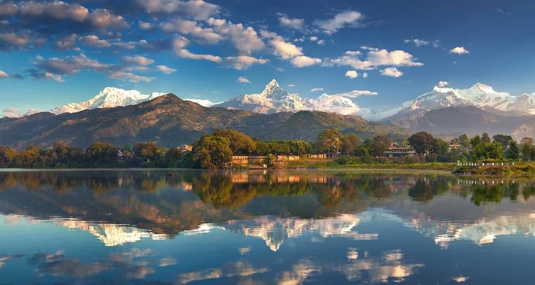 Beau paysage avec des montagnes enneigées et un reflet sur le lac.