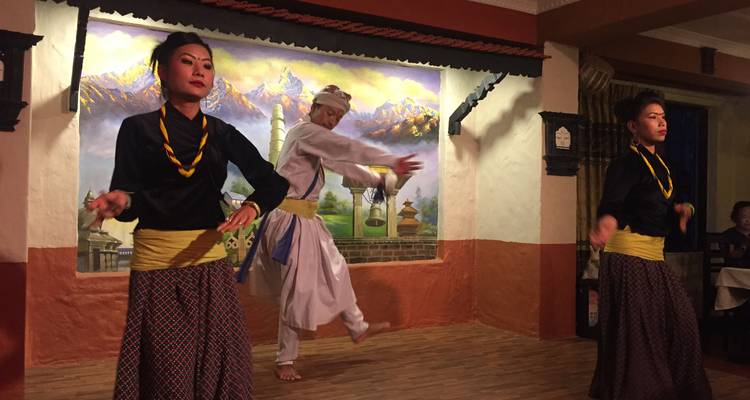 Traditionele dansvoorstelling op een culturele locatie.