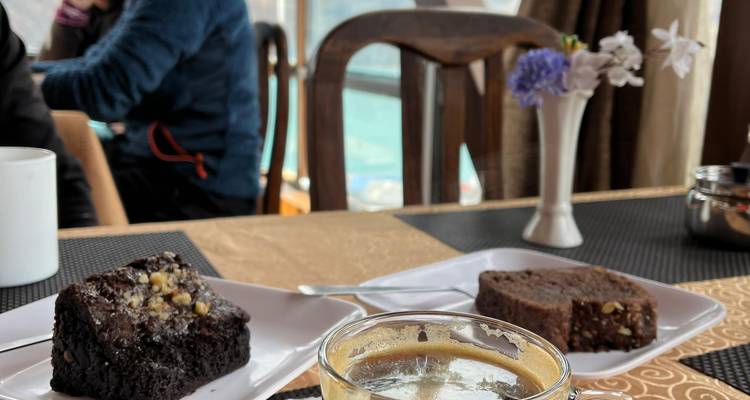 Variété de pâtisseries et café dans un cadre de café