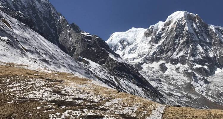 Des montagnes enneigées sous un ciel bleu clair.