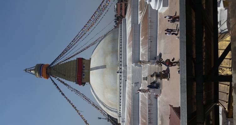 Große weiße Stupa mit Gebetsfahnen.