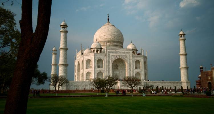 El icónico Taj Mahal con un césped y sendero.