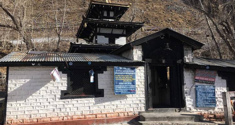 Edificio tradicional de estilo pagoda con carteles en el frente.