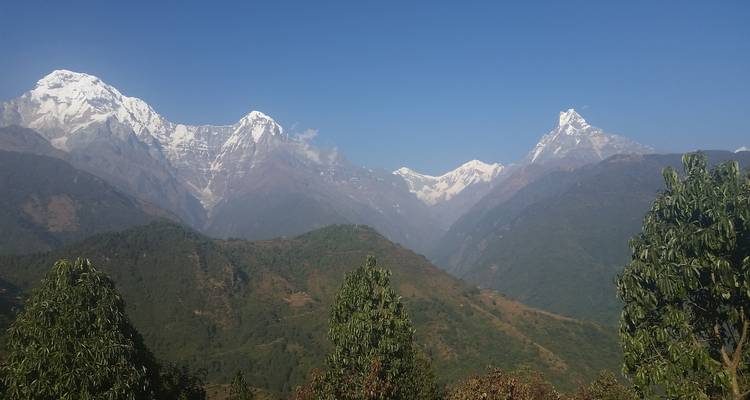 Panoramisch uitzicht op met sneeuw bedekte bergen.