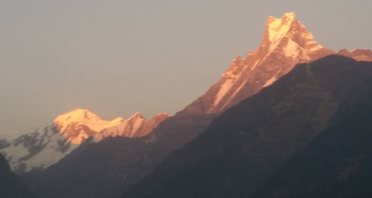 Bergtoppen met een vleugje zonlicht.